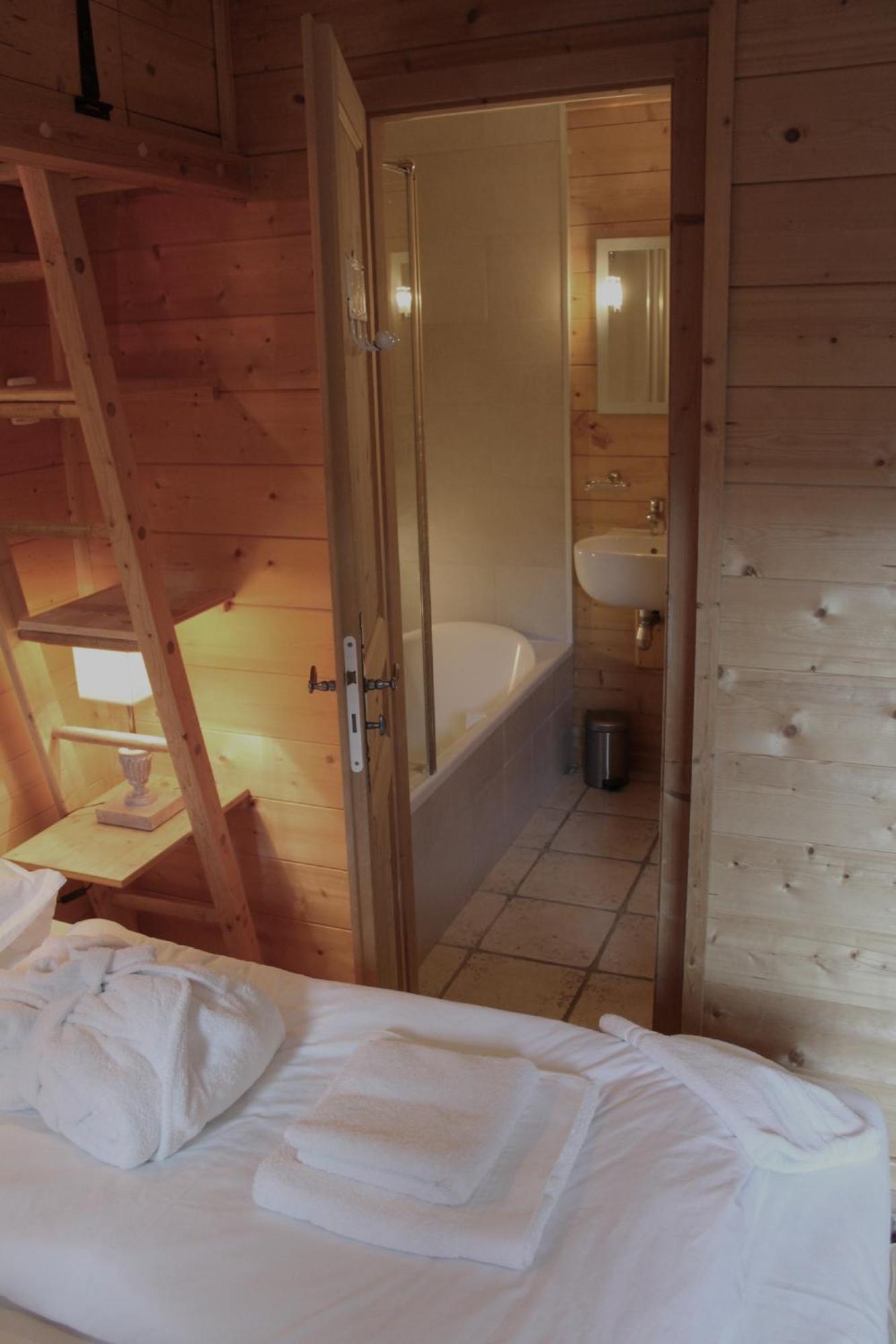 Cosy 4 Bedroom Chalet With Hot Tub Saint-Marcel  Esterno foto